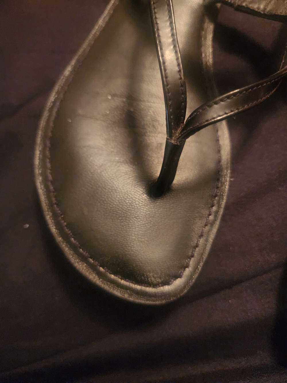 Tory Burch Black Leather Logo Thong Sandals with Gold Emblem - Picture 3 of 5